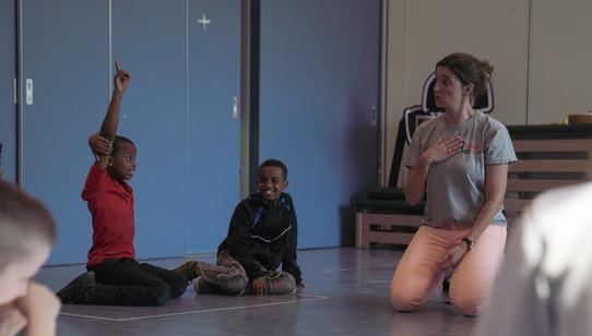 At the end of a TeamUp at School session teacher Cory asks the refugee children how they are doing, so they learn to recognize their emotions_War Child_2010XX