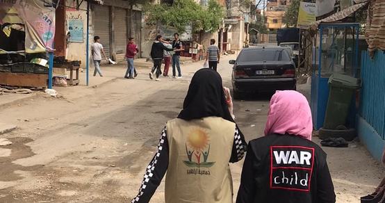 Distributing Food packages with local Lebanese youth volunteers_War Child_200506
