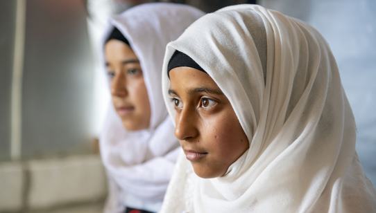 Gevlucht meisje Laila vluchtte van Syrië naar Libanon door de oorlog in het land, maar kan door het coronavirus ook in Libanon niet naar school_War Child _200802