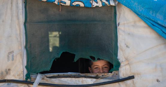 Kind dat uit het raam van hun tent gluurt in Lebanon_War Child_201006