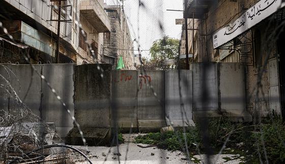 Empty street with fence in OPT, Palestina_War Child in OPT_191211