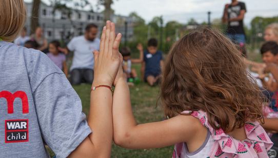 War Child NL AZC Sneek TeamUp high-five_War Child The Netherlands_180730