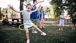 War-Child-Holland_Ukraine_Moldova_Girl-hula-hoop_TeamUp_1_220610