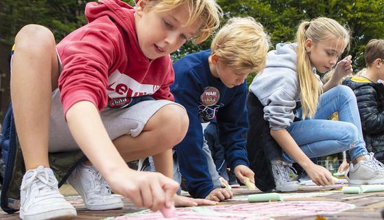 Getekend voor het leven krijten_stoepkrijt_petitie overhandiging_War Child Nederland_191009