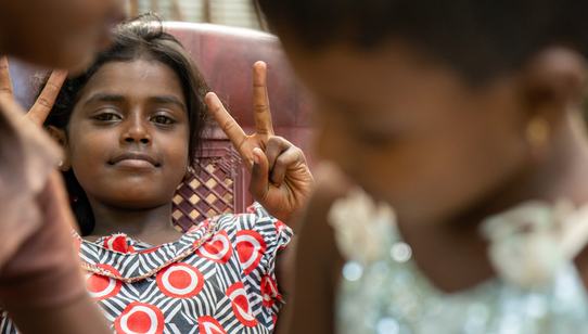 War Child meisje peace teken vredesteken_Sri Lanka_War Child_200223