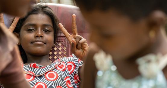 War Child meisje peace teken vredesteken_Sri Lanka_War Child_200223